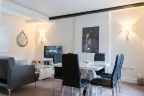 Premiere City Centre Apartment with Gated Parking and Excellent Feedback, Big Double Bedroom, Balcony, Courtyard Garden, Ideal for Long Stays, WFH, Getaways and Ongoing Contracts